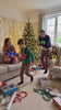 La famille joue au laser game à Noël