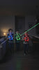 Enfants qui jouent au laser game dans le noir